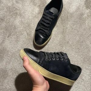 Lanvin skor  - Säljer dessa otroligt feta Lanvin skor. 9/10 skick, riktigt fräscha.  Storlek: uk 8fits 42/43 Pris är diskuterbart ✅ Bara att höra av dig vid frågor! 5/5 reviews här på Plick ⭐ Fraktar samma dag 📦