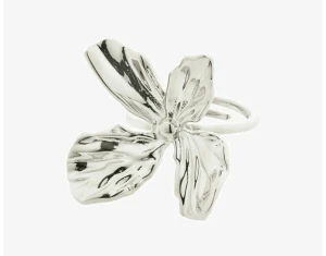 Blommig silverring från Pilgrim - Snygg och unik silverfärgad ring från Pilgrim med en stor blomformad detalj framtill. Ringen är justerbar och tillverkad av minst 75% återvunnet material. Kommer i originalförpackning och med en liten tygpåse! Passar perfekt till all tillfällen