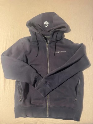 Mörkblå hoodie från Sail Racing - Jättesnygg sailracing zip-up i färgen mörk blå. Dm for mer detaljer om varan