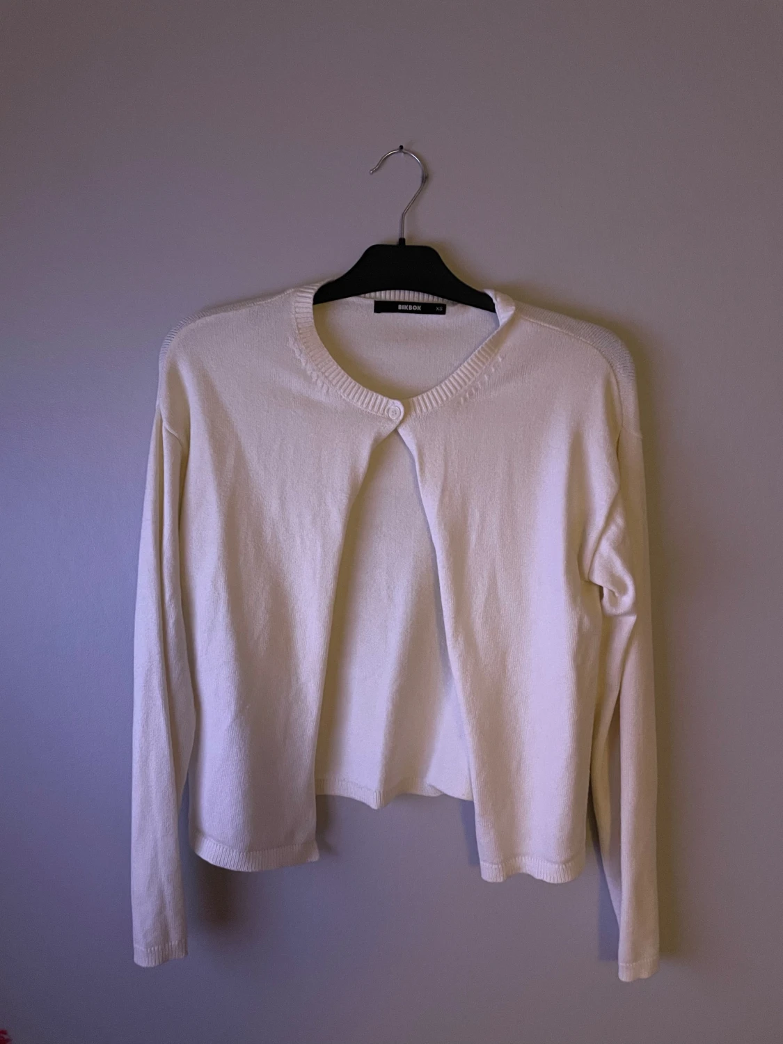 Vit kofta från BIKBOK