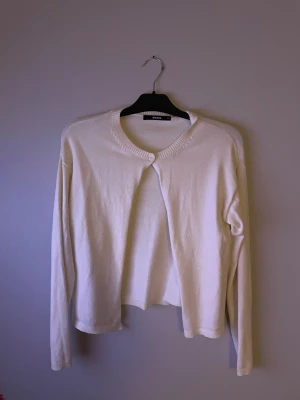 Vit kofta från BIKBOK - Jättefin vit kofta från Bikbok!😊 Aldrig använd. Inga hål eller annan slitage.  Material: 50% Viskos  30% Polyester  20% Polyamid