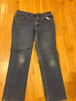 Blå raka jeans från Isolde - Snygga blå jeans från Isolde med klassisk femficksdesign och raka ben. Jeansen har kontrastsömmar på bakfickorna och en neutral tvätt med lätt slitning. Perfekt för dig som gillar en enkel och tidlös look.