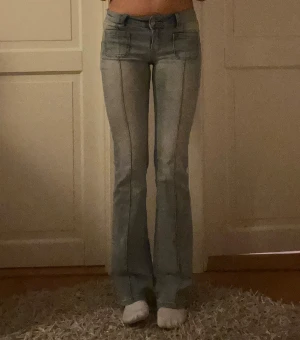 Ljusblå bootcut jeans med fickor - Snygga jeans i ljusblå wash med bootcut och låg midja. Köpta på madlady i storlek 36 Tall och passar perfekt i längd på mig som är 173. Skriv om ni undrar över något! 💕
