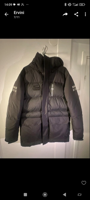 Sail Racing jacka - Säljer min Sail Racing vinterjacka, perfekt för att hålla dig både varm och torr under de kallaste vinterdagarna. Den här jackan är både funktionell och snygg, med högkvalitativa material som är designade för att klara av alla väderförhållande, samtidigt som den ger dig en sportig och slitren look. Den är helt ny använt en gång bara. Anledningen till att jag säljer den pågrund av att den är för stor för mig