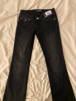Svarta G.Rise Gena jeans boot-flare - Svarta jeans från G.Rise, modell Gena Jeans Carbon. Super low-rise & benlängd är short (77cm insöm). Aldrig använda med lappen fortfarande på.