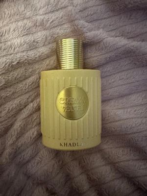 Cream Velvet Extrait Parfum 100ml - Cream Velvet från Khadlaj, 100ml Extrait de Parfum. . Tillverkad i Förenade Arabemiraten. Snygg flaska som sticker ut i samlingen.