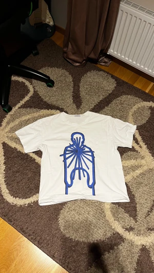 T-Shirt ifrån Craig Green - Tjena! Säljer nu en väldigt unik T-Shirt ifrån Craig Green. Limiterad och utåtstickande.