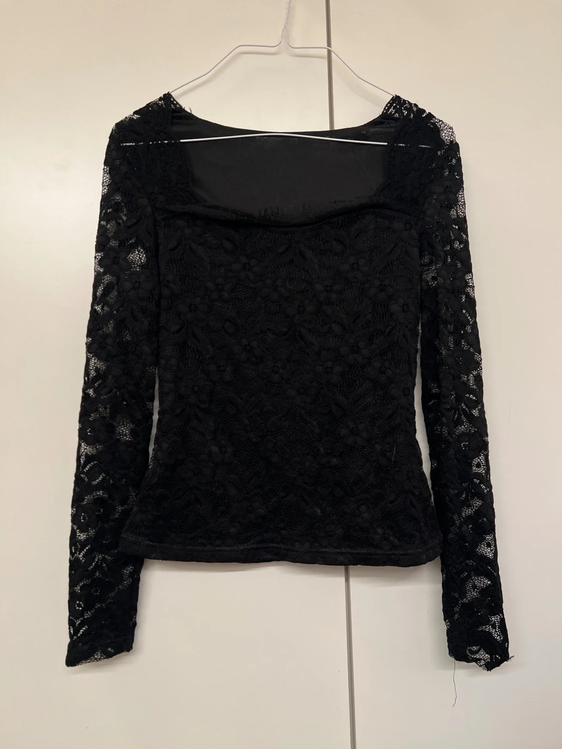 Svart spetsblus med blommönster