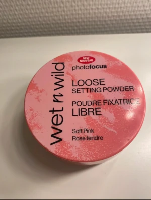 Wet n wild powder  - Puder från wet n wild i färgen soft pink. rosa puder. oanvänd. pink powder.