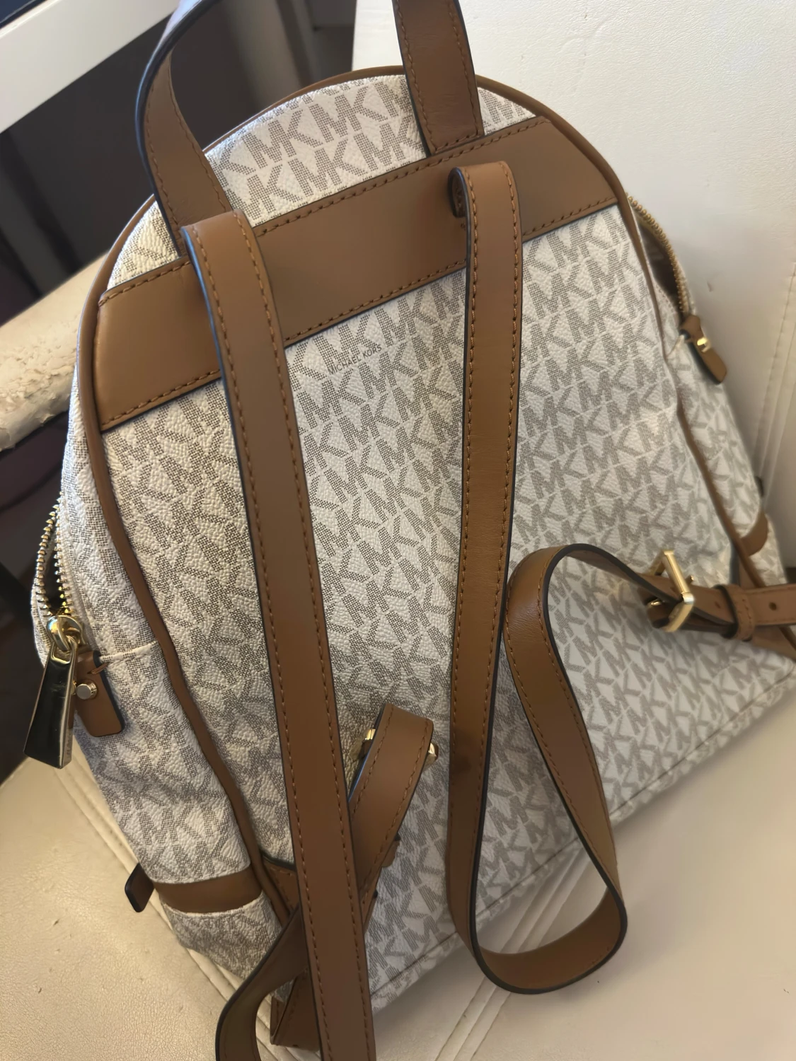 Michael Kors beige ryggsäck med MK-mönster - 2