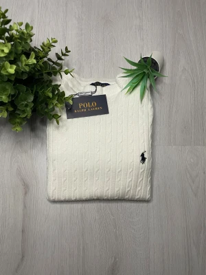  Polo Ralph Lauren - Polo Ralph Lauren  Storlek: XS/S 📏  Skick: 8/10♻️   Pris: 375kr💵   Färg: Vit Frakt: Fraktas samma dag, anländer till ditt hus inom 3-4 dagar🚚   Tveka inte att skriva vid minsta fråga!💭