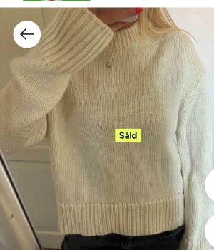 Stickad tröja - Säljer en stickad tröja från other stories som är köpt här på Plick💕
