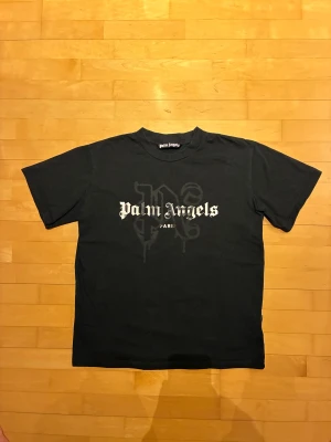 Palm Angels Paris ”Spray” Logo T-shirt  - Nyskick, Storlek L, toppen kvalitet och mycket stilig tröja. Har precis alla detaljer som den bör