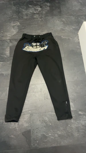 Trapstar shooters mjukisbyxor svart M -  mjukisbyxor från Trapstar i storlek M