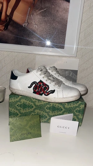 Gucci ace skor  - Hej! Säljer nu dessa skor eftersom skorna inte kommer till någon större användning. Skorna är relativt nyskick, en rengöring och skorna är som nya! 🤩Skriv gärna om du har några frågor eller funderingar. Priset är ej hugget i sten! 👌😃