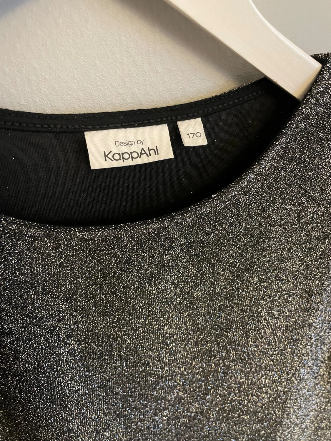 Glittrig silver topp från KappAhl - 1