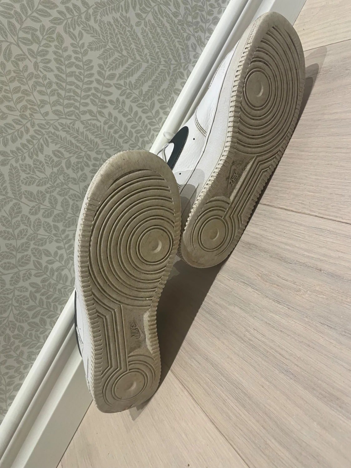 Nike Air Force 1 vita och svarta sneakers - 2