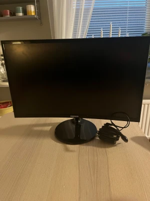 Samsung LED Monitor - Samsung LED-skärm i gott skick med HDMI- och VGA-ingång. Perfekt för både arbete och spel. Levereras med original strömadapter. Inga synliga repor eller skador på skärmen eller stativet.