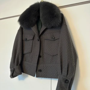 Grå jacka med mörkgrå pälskrage från Meotine - Underbar jacka från Meotine i grå färg. Använt sparsamt! 🩶