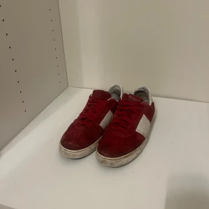 Valentino Flycrew sneakers i rött/vitt, storlek 42,5 - 🧵 Material: Mocka & läder 🎨 Färg: Röd med vit panel 🎁 Skick: Använda, men mycket kvar o ge! 🎯 Storlek: 43 👟 Passform: Normal 📦 Ingår: Skor  🐸 Hem: Rökfritt och djurfritt hem 💸 Pris: 1800 ❗️Saknas 2 nittar en pär sko, tvättats men går defentivt o göra bättre om man lägger ner tid på det!