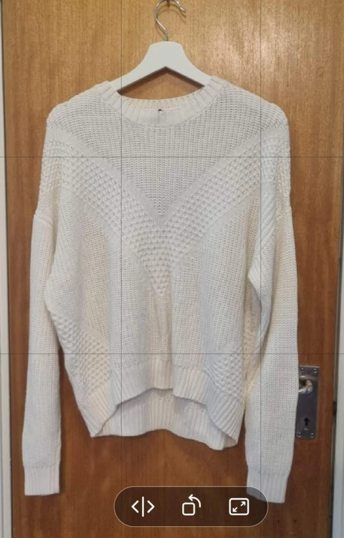 Vit stickad tröja med strukturmönster