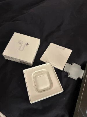 Apple AirPods (2nd Generation) - Säljer ett par Apple AirPods (2nd Gen) i mycket fint skick med originalförpackning och 