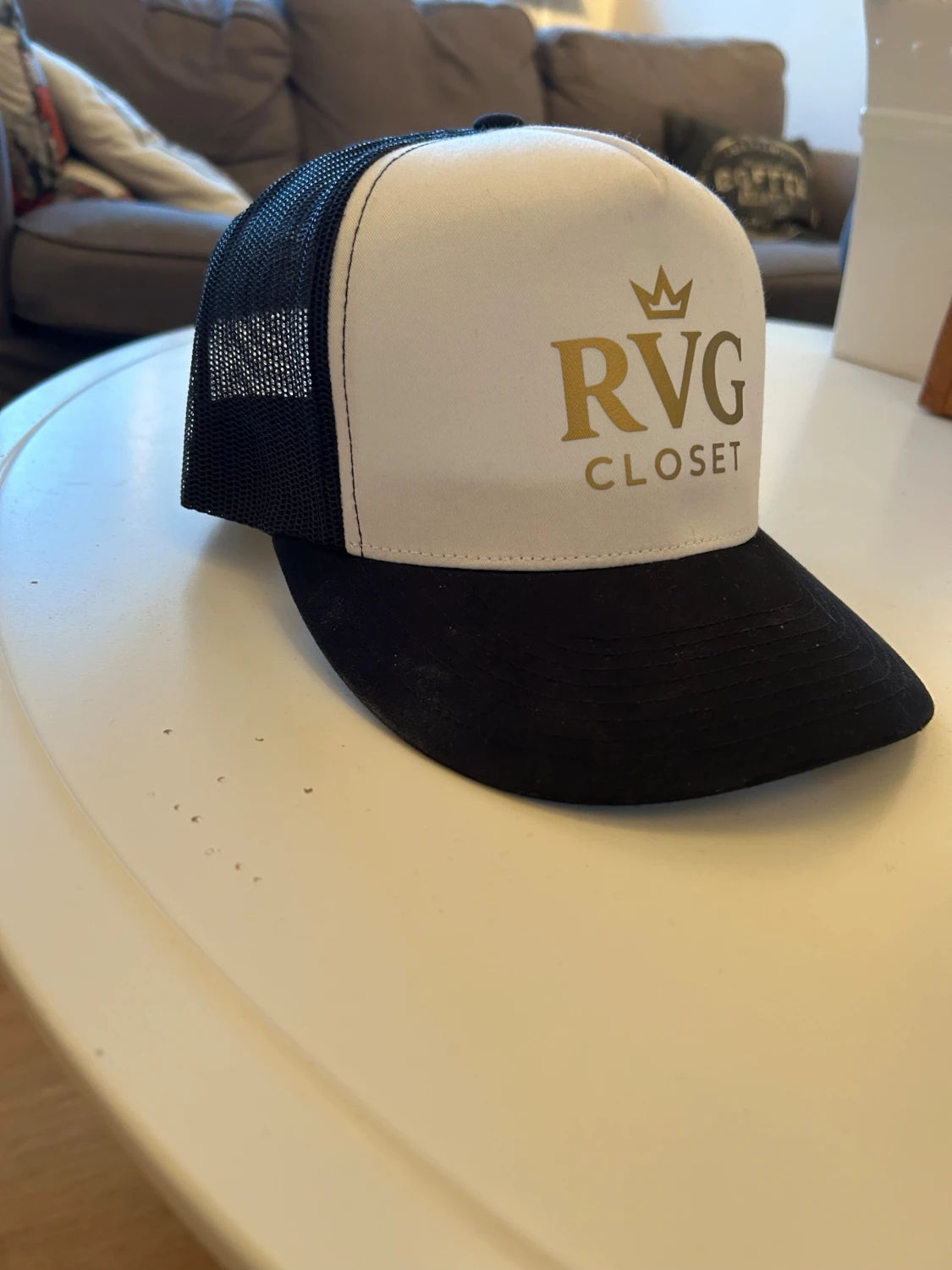 Svart och vit keps från RVG Closet