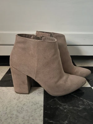 Beiga boots - Beiga boots med klack i storlek 39. Använda men fortfarande i mycket bra skick. Gör gärna en Bundle så kan vi komma överens om ett bra paketpris o du sparar på frakten🥰