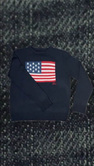 Stickad tröja från Ralph Lauren  - Säljer en fet tröja från Ralph Lauren, tröjan är väldigt eftertraktad och passar perfekt för dig som gillar en mer stilren look o även perfekt nu till vintern! 