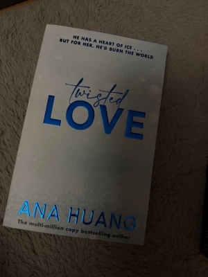 Twisted Love - En populär roman av Ana Huang som lockar med spänning och romantik. Perfekt för unga vuxna som gillar intensiva känslor och dramatiska relationer. Sloganen på omslaget antyder om starka kontraster mellan kyla och passion.