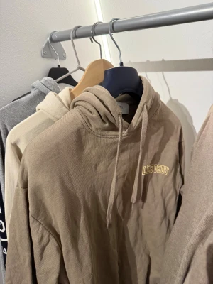 Les deux hoodie  - En snygg hoodie från les deux! I storlek S-M