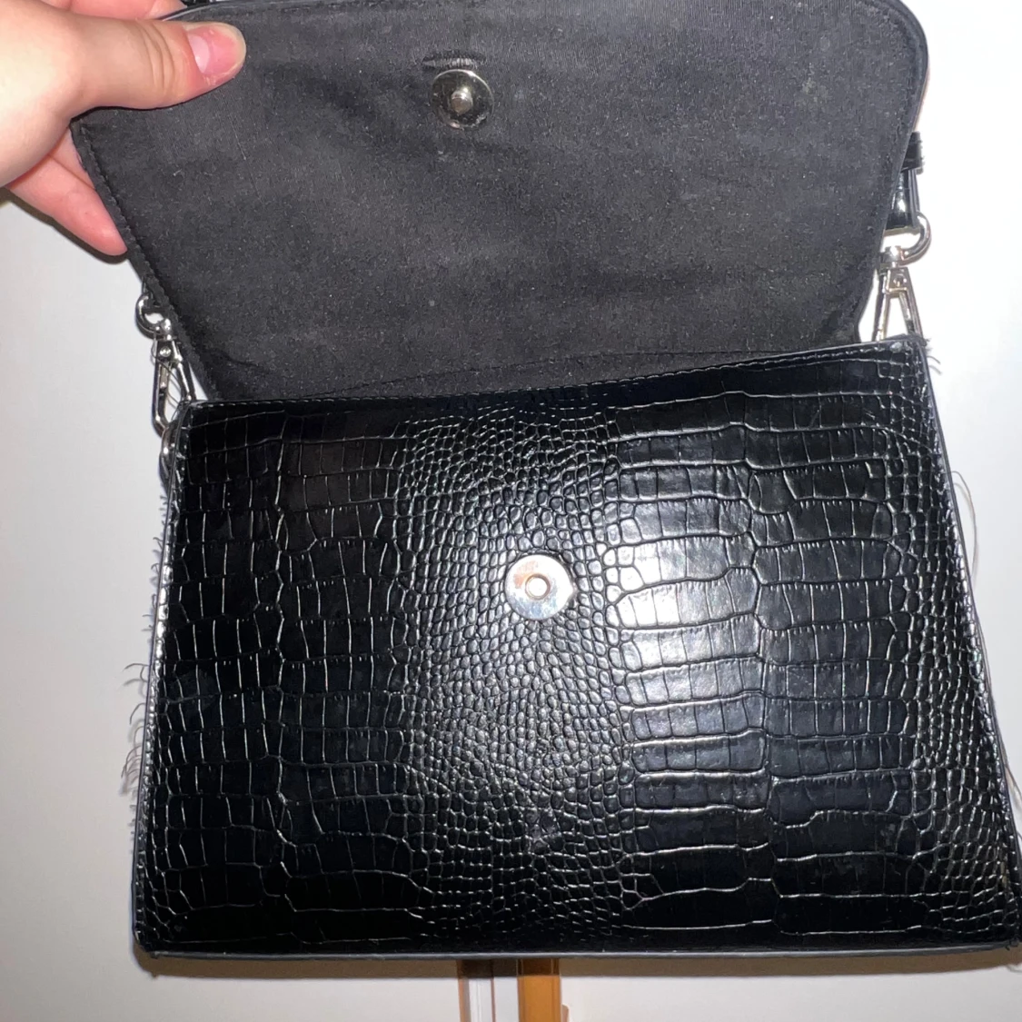 Svart axelväska i croco-look - 1