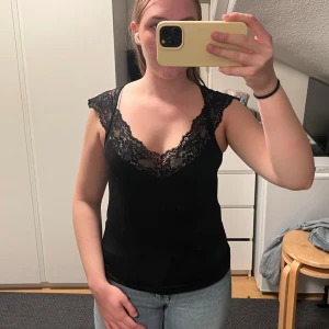 Musta pitsi paita - Paita menee S-M kokoiselle. Paitaa on käytetty muutaman kerran, mutta paidassa ei ole käytön jälkiä.