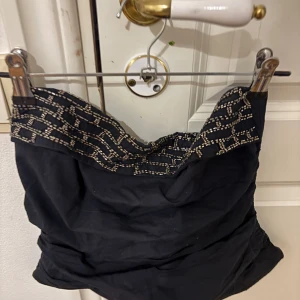 Zara fest topp  - Svart topp med glitter från Zara 