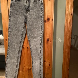 Grå skinny jeans Molly S - Snygga grå skinny jeans från Molly by Perfect Jeans i storlek S. De har en cool tvättad look och klassisk femficksdesign med knapp och dragkedja framtill. Passar dig som gillar tajta jeans med modern vibe.