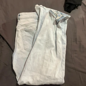 Ljusblå raka jeans - Snygga ljusblå jeans med klassisk femficksdesign och rak passform. Jeansen har en enkel look utan slitningar eller mönster, perfekta för en chill och stilren vibe. Passar dig som gillar tidlös denim och vill ha ett par jeans som funkar till allt.