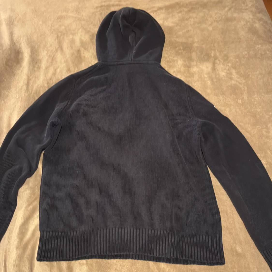 Mörkblå stickad hoodie från Morris - 1