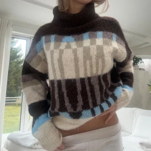 Stickad tröja med polokrage  - En stickad tröja från Miss J i storlek One size, tycker den sitter som en S. Står ”Amour” på framsidan. Jag fraktar inom 24h. Se liknande plagg i min profil! O14