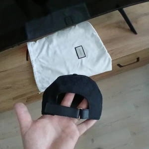 Gucci keps storlek L  - Gucci keps. Nyskick använd vid ett fåtal tillfällen. 