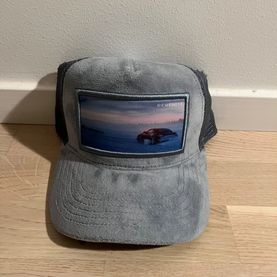 Grå velvetkeps från Revenite