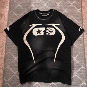 Hellstar Warm Up T-shirt - || Säljer en Hellstar Warm Up tshirt i storlek M. || Den har en baggy passform || Buren ett fåtal gånger, inga skador || Vid fler frågor skicka en DM ||