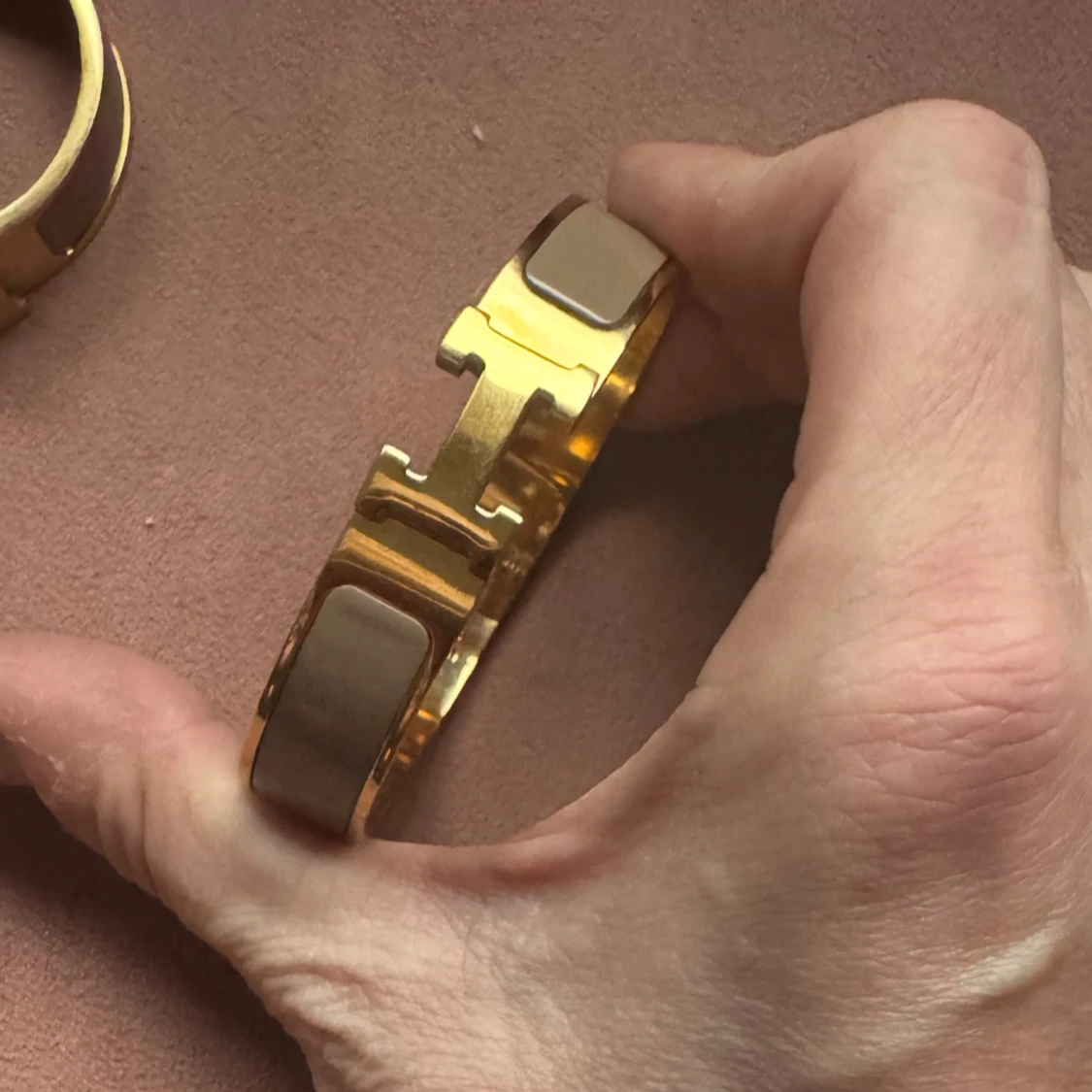 Helt ny!  armband ljusbrun färg