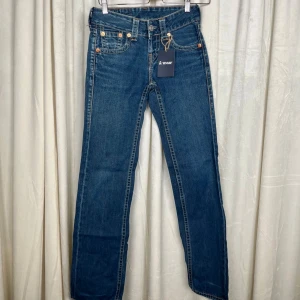 Levi's 921  blå jeans - Mått: innerbensmått 76 cm Ytterbensmått 98 cm     Midjemått (mätt rakt över) 34 Cm Lårmått 20  cm   Grenmått 19 cm                                                               Bra skick. Hör gärna av er vid frågor!                    Följ oss : Instagram a_wearuf                                                         TikTok : awearuf                                                                   (Nr 12) 