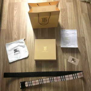 Burberry bälte - Hej, säljer ett oanvänt burberry bälte som är 115cm långt. De går att använda bältet på båda sidor och är väldigt fräsch. Du får också med en hålslagare för att göra extra hål på bältet för bättre passform. Skriv gärna om ni har funderingar!