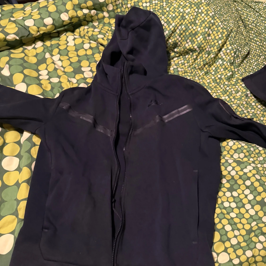 Svart hoodie från Adidas med dragkedja