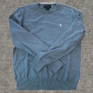 Ralph Lauren stickad tröja - Säljer en riktigt fin ralph lauren tröja i strlk S. Inte använd! Skriv för frågor!🤩