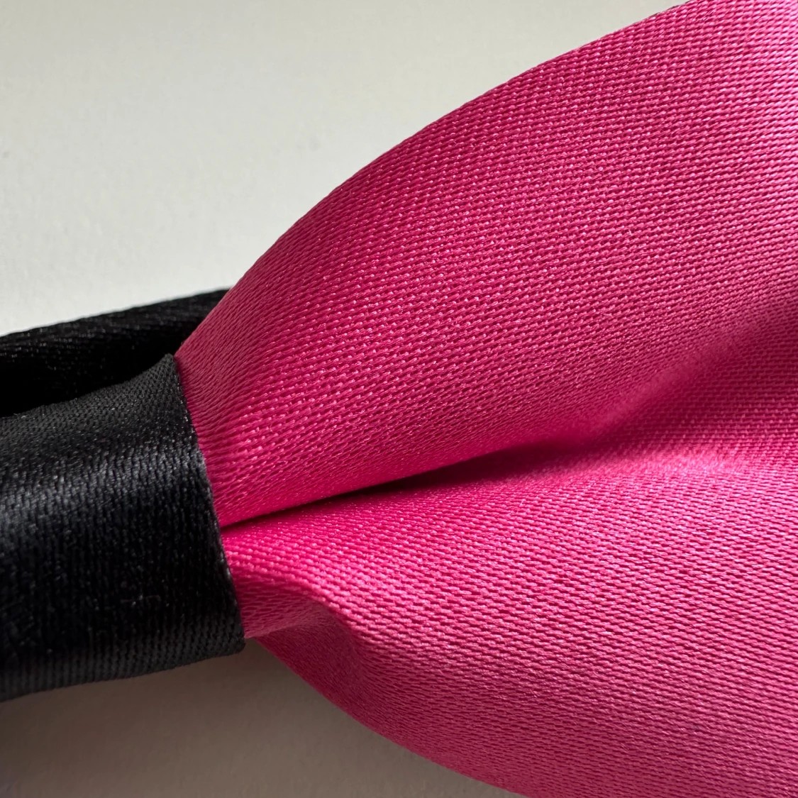 Svart och rosa fluga med justerbart band - 2