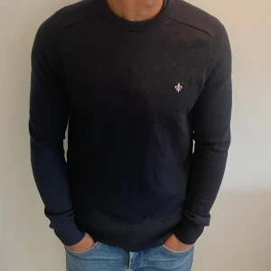 Morris stickad tröja - Väldigt snygg och elegant mörkblå Morris stickad tröja i storlek S. Pris kan diskuteras vid snabb affär.