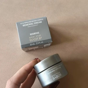 Doctor Babor Renewal Cream 15ml - Lyxig ansiktskräm med 4.2% triple pro-retinol complex från Doctor Babor. Kommer i en snygg silverfärgad burk och matchande kartong, 15 ml. Perfekt för dig som vill boosta din hudvårdsrutin