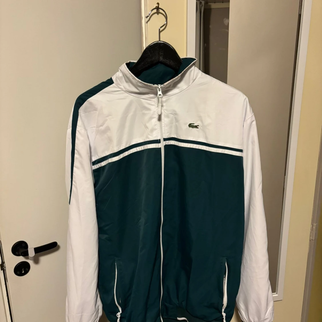 Vit och grön vindjacka från Lacoste